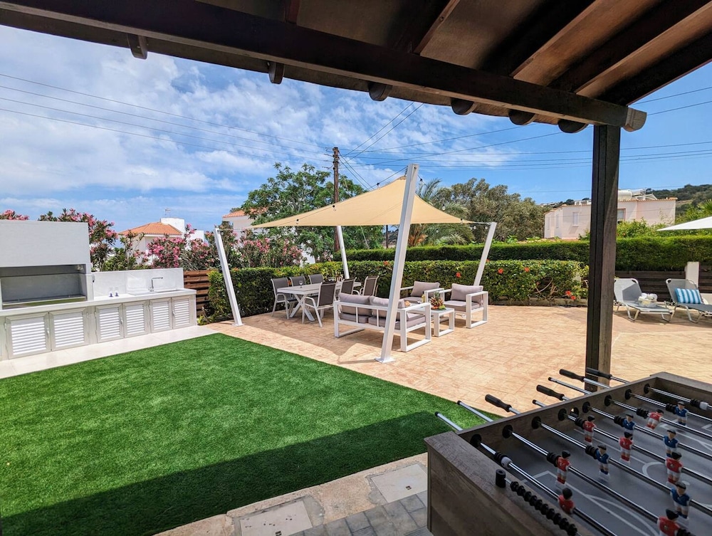 Blue Estia Villa - Pool Wifi Summer Breeze