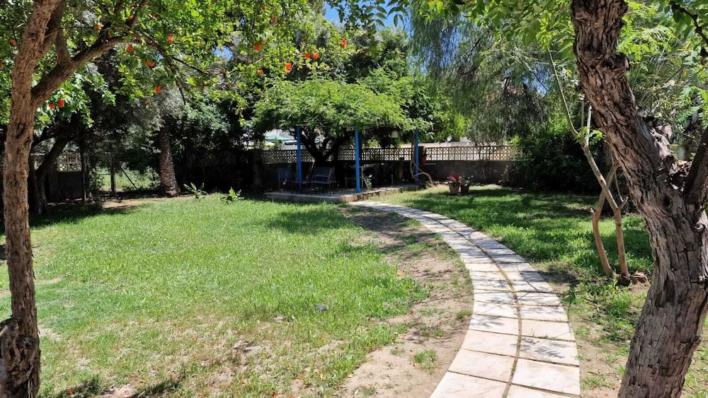 House With Exclusive Pool and Garden 7 min Walk From the Beach and the Center