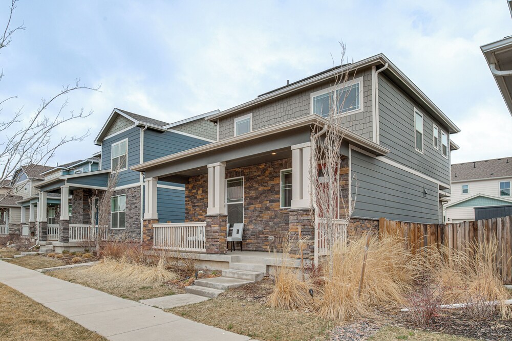 Perfect for Families! Quiet Aurora Home
