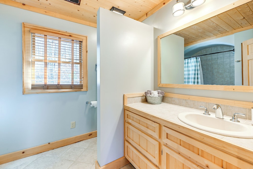 13 Mi to Cashiers: Cabin w/ Wraparound Porch!