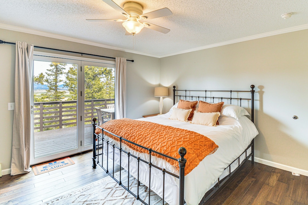 9 Mi to Fairplay Beach: Mountain-view Getaway!