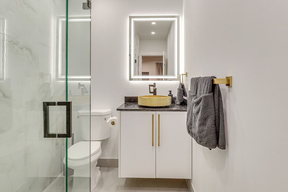 Walk to City Center: Modern Coral Springs Getaway