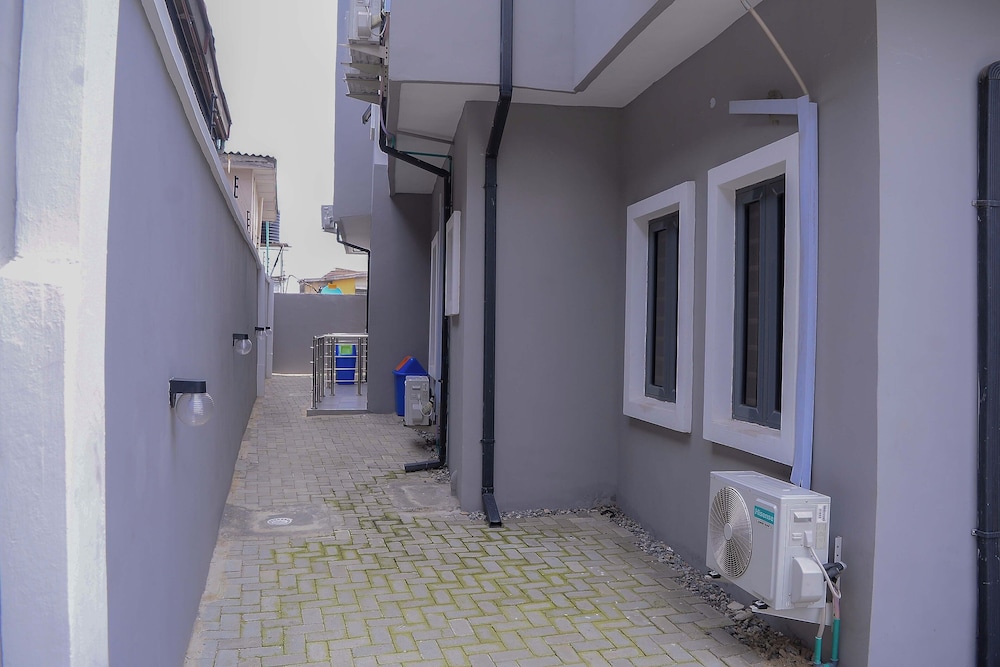 Bamgbose Apartments - Sleeps 2 - Parking - Balcony