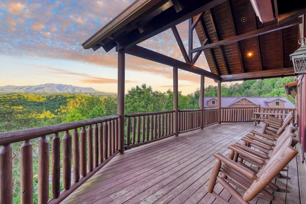 Luxury Cabin w/ Elevator, Theater & Hot Tub Near Dollywood Smoky Vista Lodge