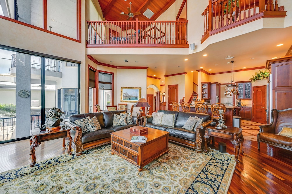Waterfront Stunner: Effortless Elegance in Naples!