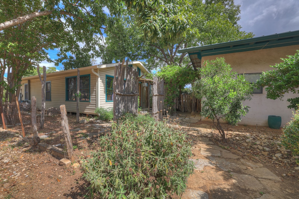 The Willows Retreat - Sleeps 17, Hot-tubs, Close to Main Street!