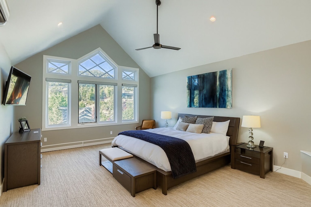 Mountain Luxury In Old Town Spa - Walk To Main 440 3 Bedroom Home