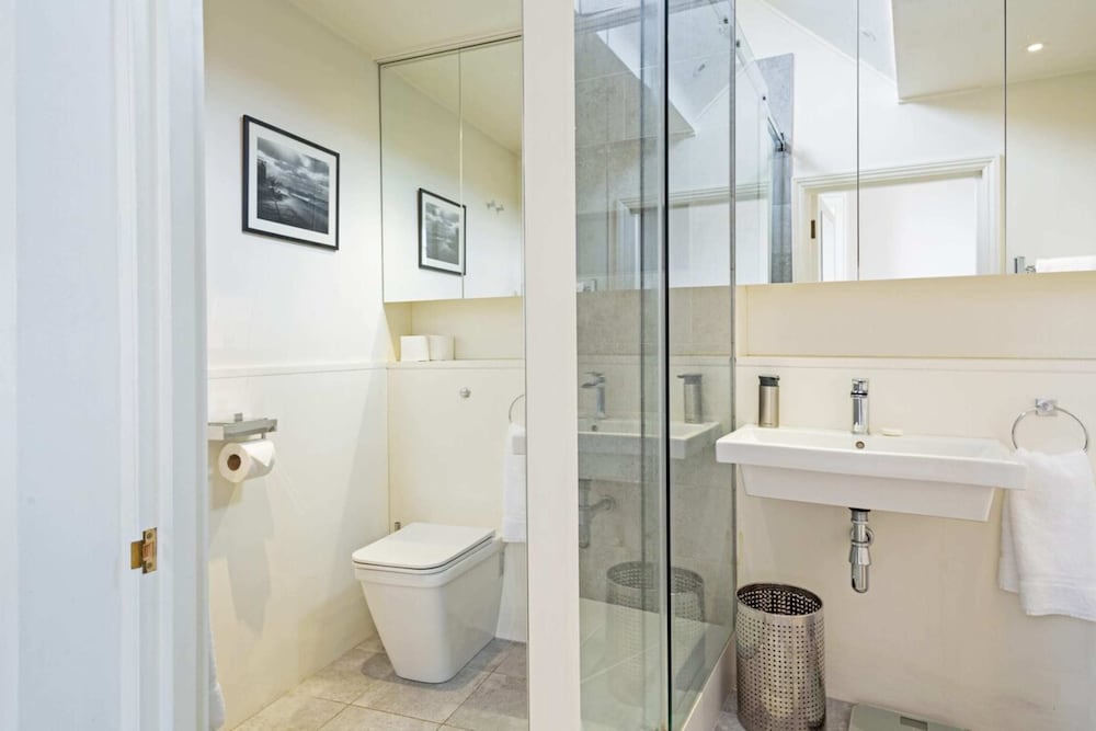 Bright 2 Bedroom Apartment in South Kensington