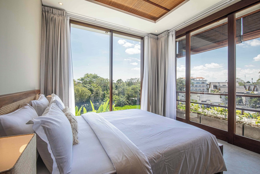 5-br Beach Villa in Canggu Overlooking Rice Fields