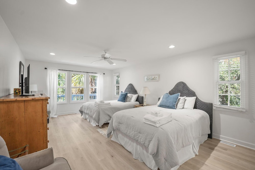 723 Seahorse Road - Newly Renovated, 5-bedroom Oceanside Home