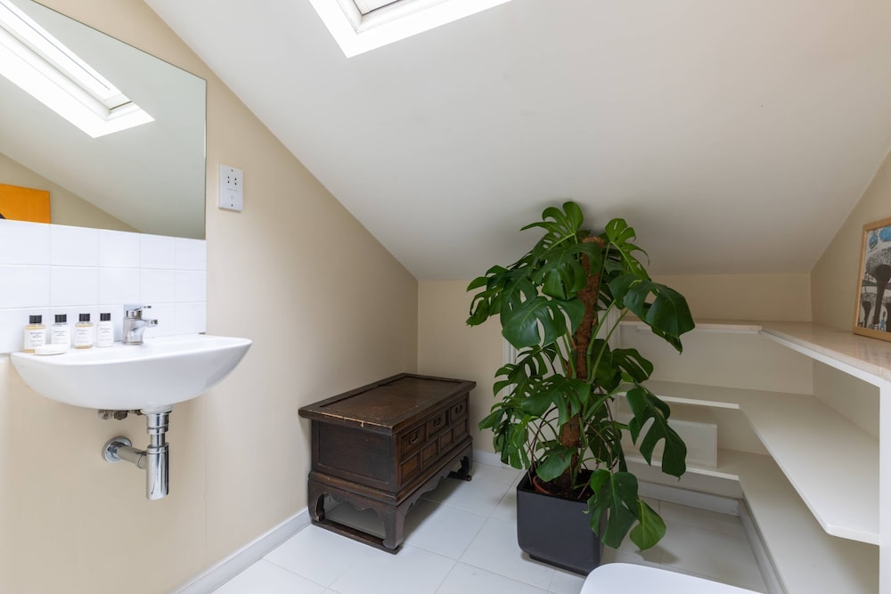 Poplar Grove II by Onefinestay