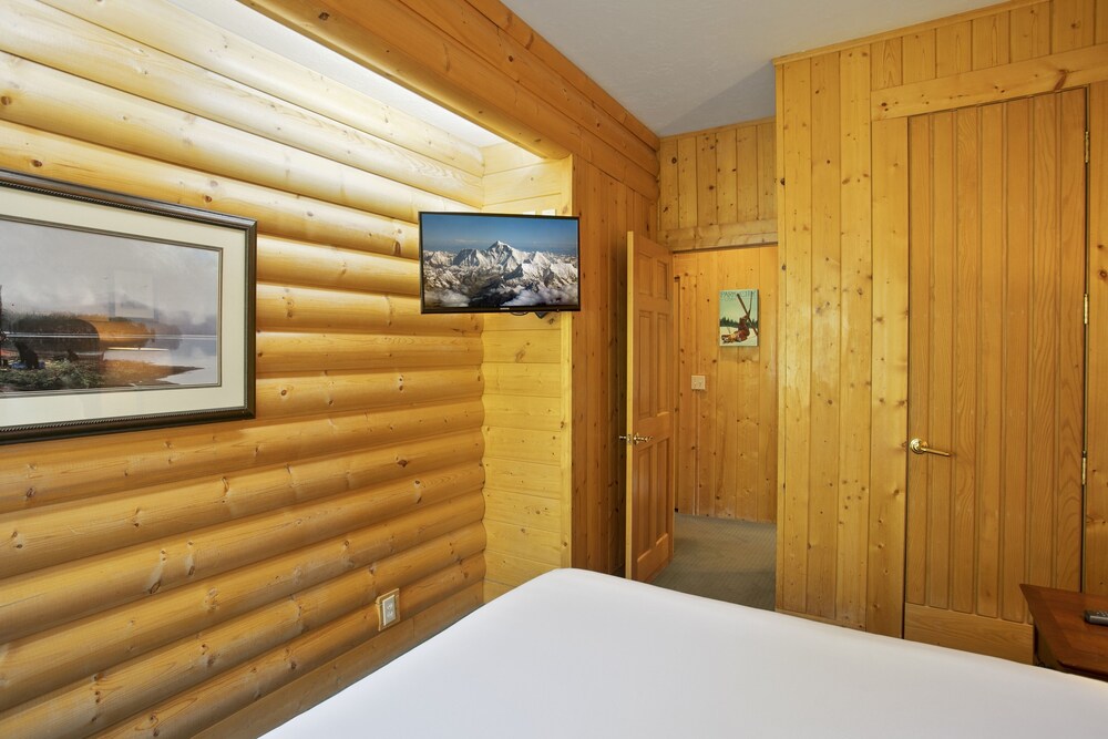 Chaparral at Deer Valley Resort - Three Bedroom Condo with Hot Tub #102 3 Condo