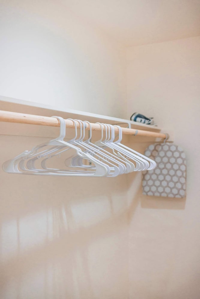 Not Affected by the Fire/spacious Modern Retreat w Luxury Amenities & Style