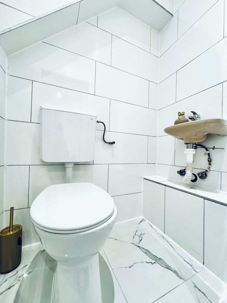 Comfortable 5 BR Apt near Schonbrunn