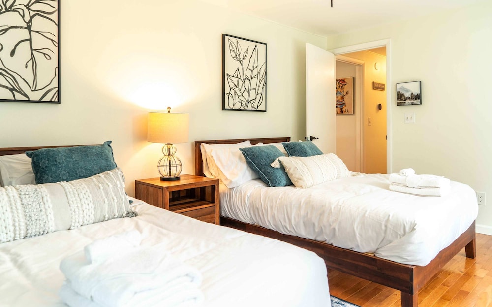 Highway Chalet - Centrally Located to Area Attractions!