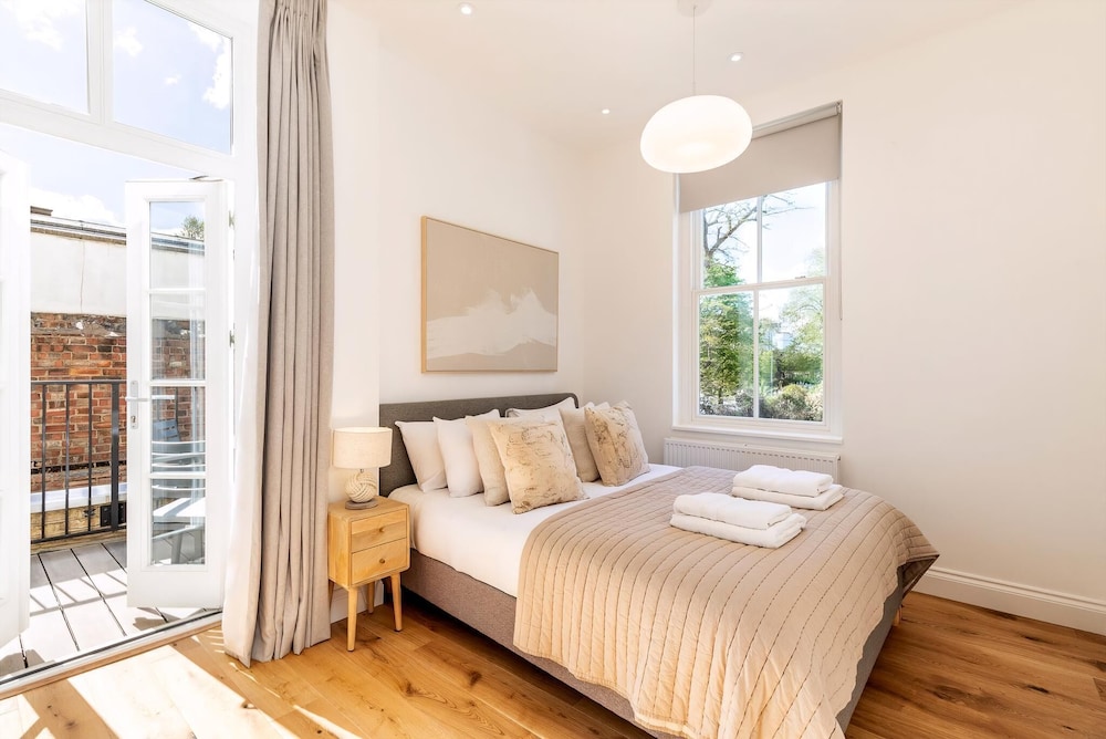 Bright & Elegant Chelsea Getaway: Private Balcony!