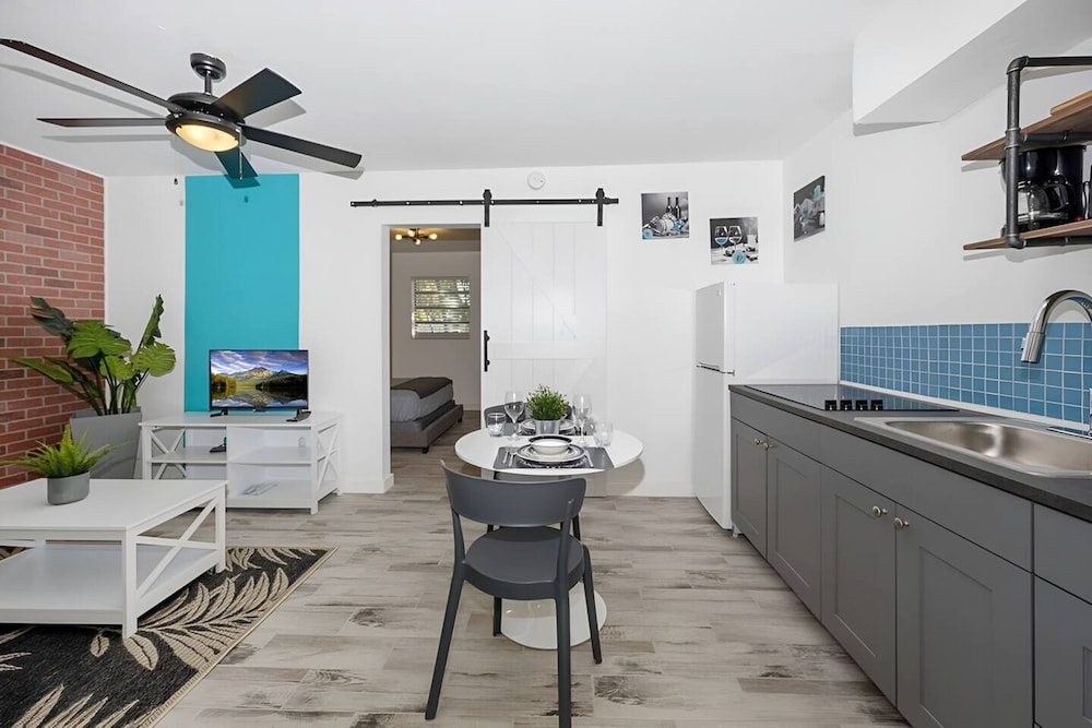 Luna Beach House in Hollywood