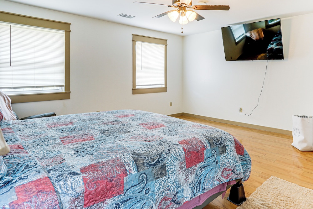 3 Mi to Spring River: Fully Furnished Outdoor Gem!