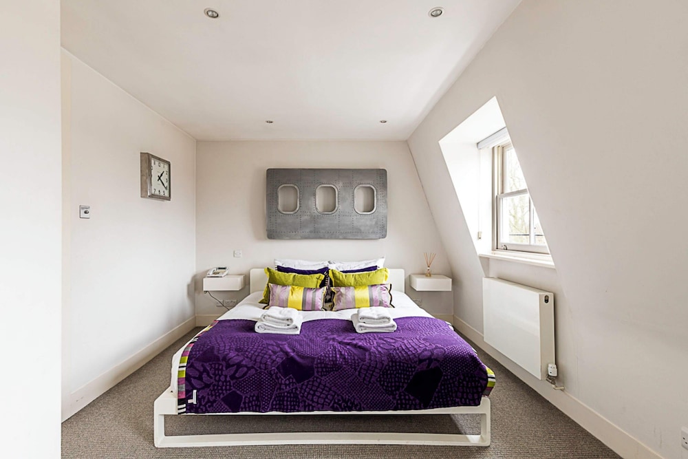 London Luxe Retreat: 5-bed Gem