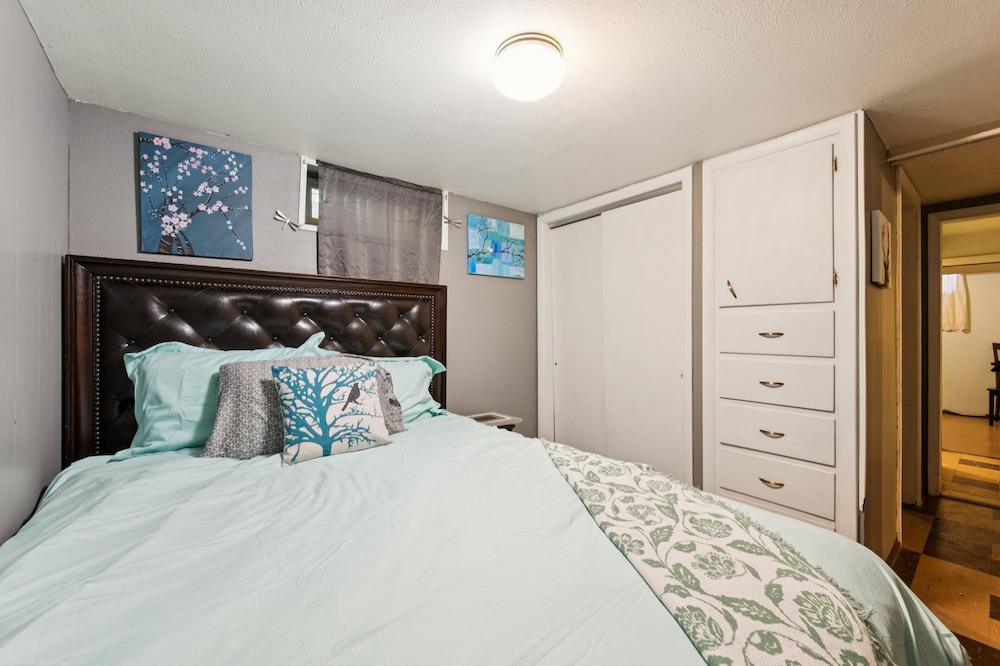 Charming Home Near Unc & Dt Greeley 5 Bedroom Home