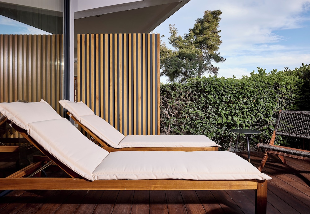 Cama Luxury Suites Kavouri