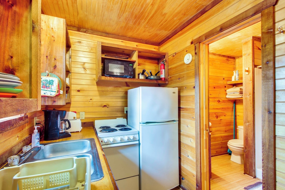 Cedar Falls Cabins #6: Hillside w/ Views!