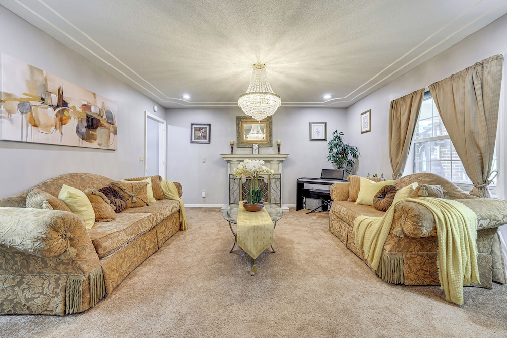 BBQ Ready: Hawthorne Home w/ Screened-in Patio