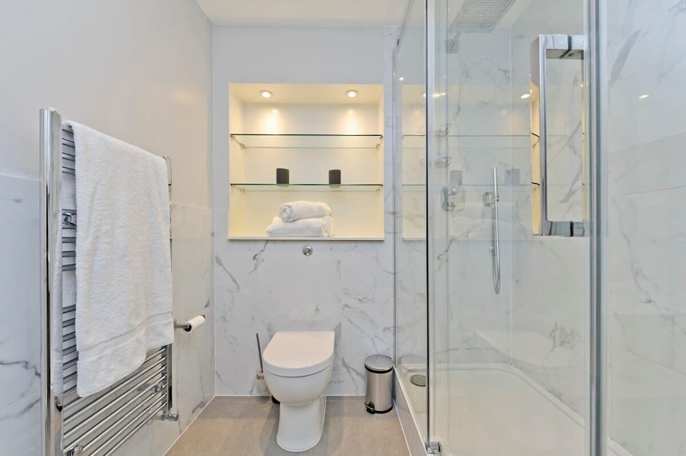 Large 2 Bedroom Kensington Garden Flat