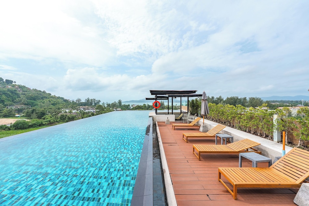 Rooftop Pool Walk to Surin Beach C207