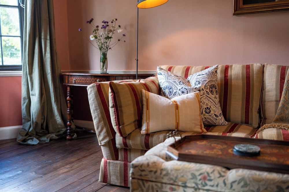 Stunning 4BD Home in Worcestershire