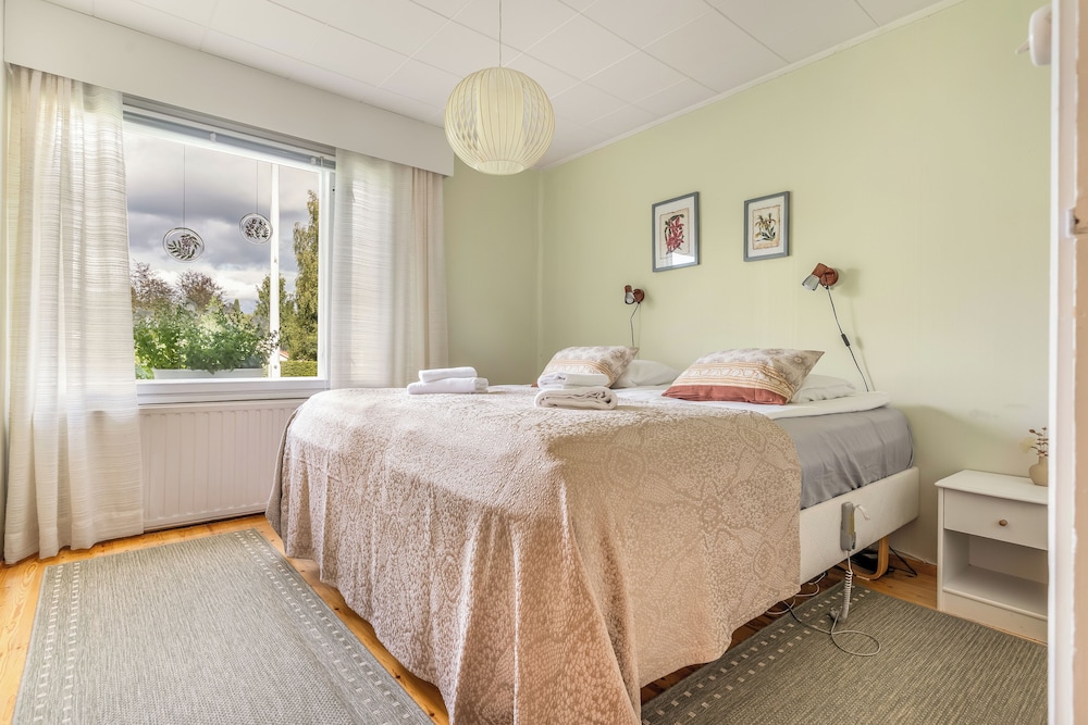 Spacious 3BR House - River View & Sauna