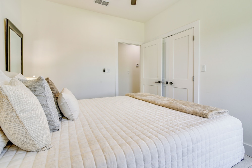 Stylish Brownsville Stay: Coastal Day Trips!