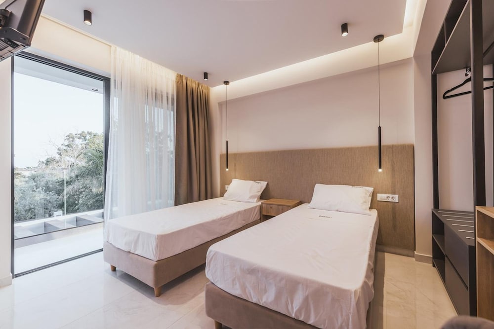 Villa Infinity Ena in Kalamaki
