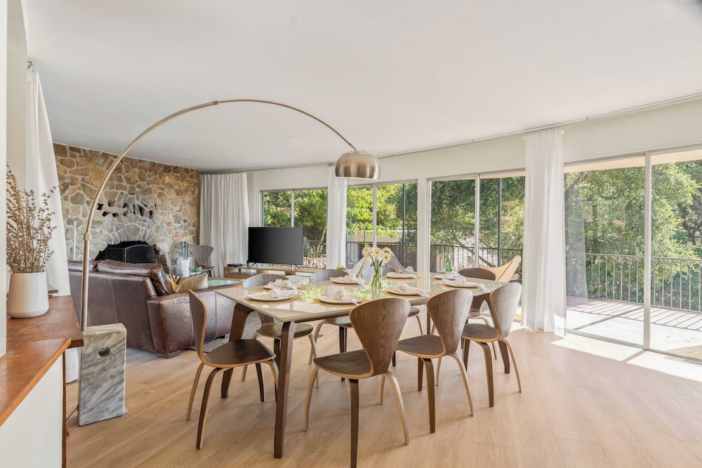 Sleeps 10, Luxe 2 Homes Malibu Hills Retreat Cielo Estate by Avantstay