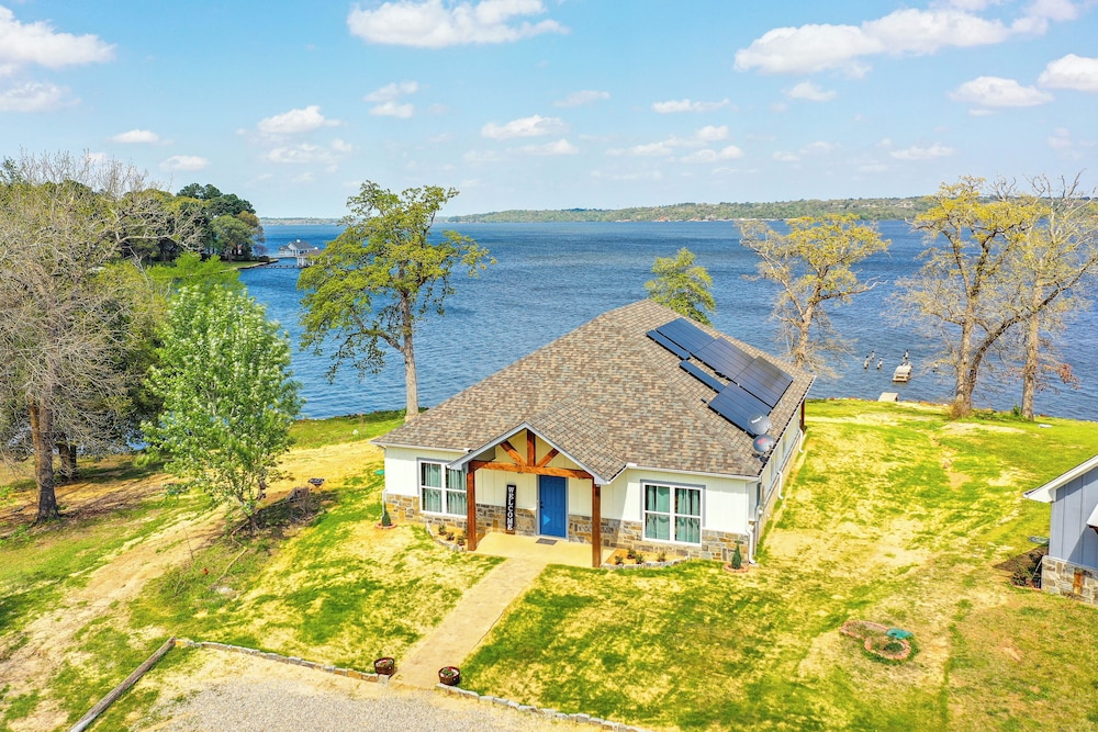Lake Palestine Vacation Rental - Steps to Water!