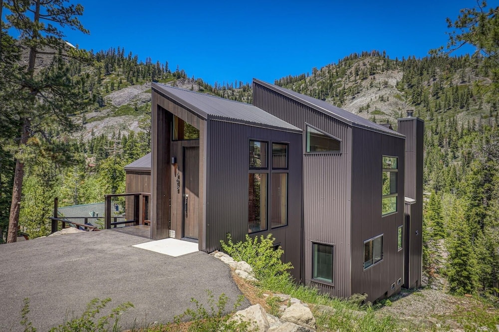 Lake Tahoe Vacations - Trapper Mc Nutt Modern Mountain 4 Bedroom Home by RedAwning - Property Image 12