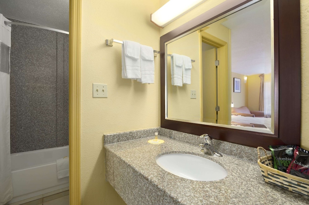 Brunswick Vacations - Days Inn by Wyndham Brunswick/St. Simons Area - Property Image 7