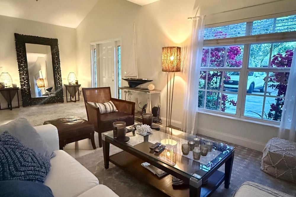 House - Sleeps 6 - Hot Tub - Garden - Near Beach