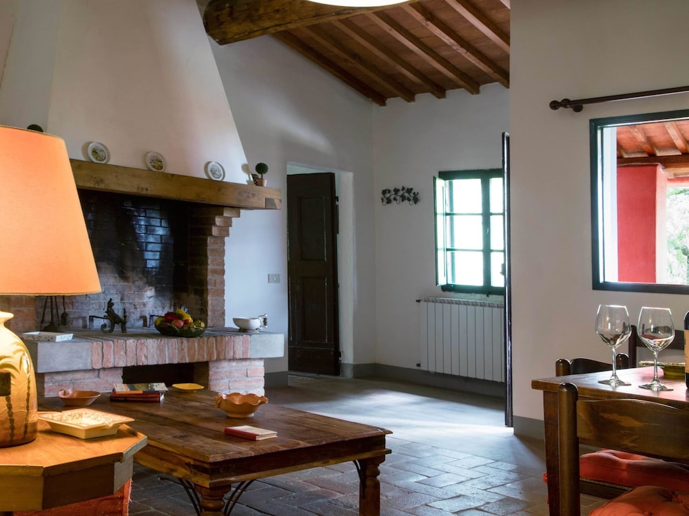 Spacious Tuscan Farmhouse photo 4