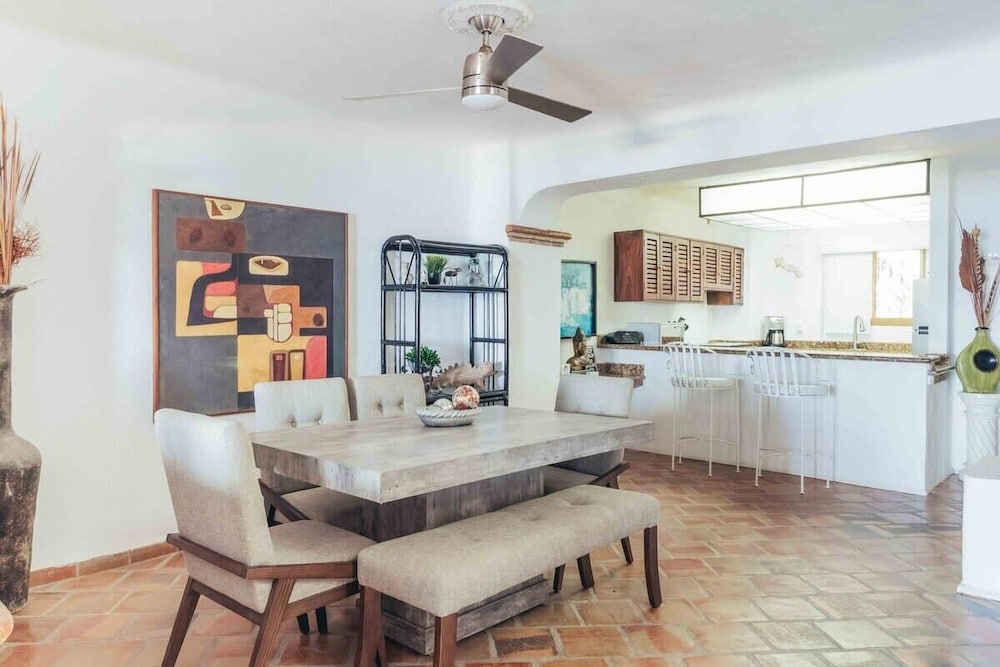 Ocean View 2Br Condo-balcony-beach-pool VDS 111
