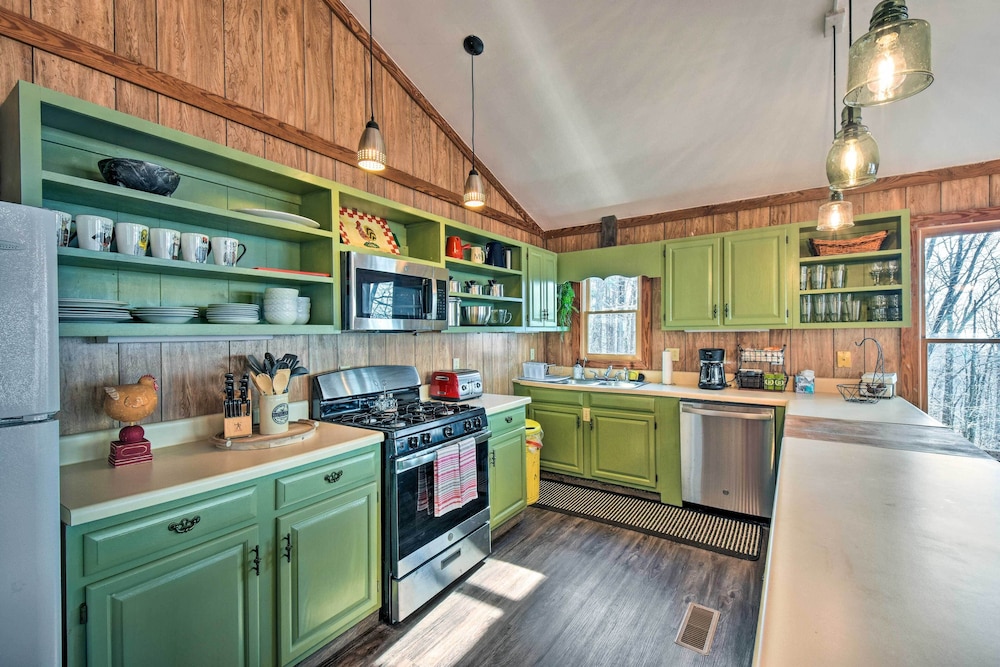 Rustic Ranger Cabin w/ Amazing Mountain Views view 4