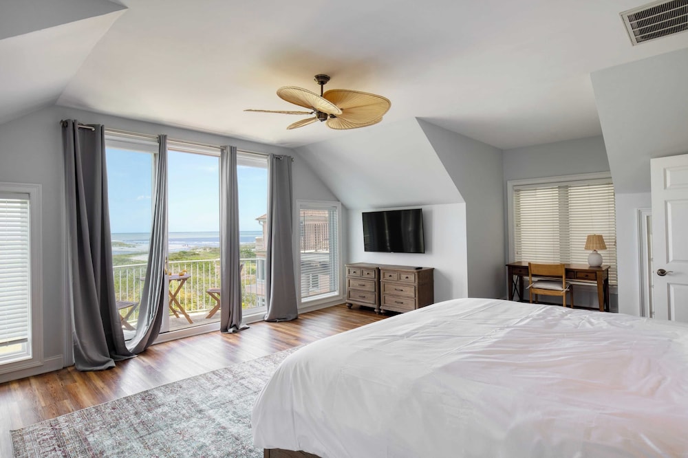 Sleeps 38 2 Homes, Steps to the Beach, Private Pool + Hottub, Game Room, Views