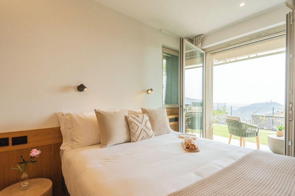 Pureview Luxury Suites, with breakfast & pool by Rent all Como