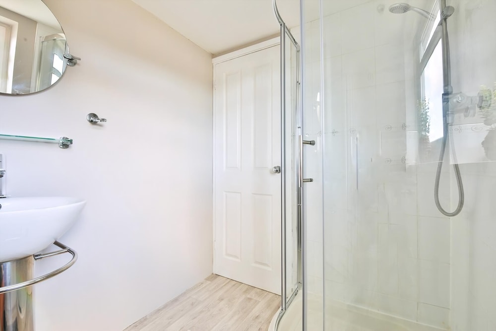 Spacious 3 Bed Home With Pool Table
