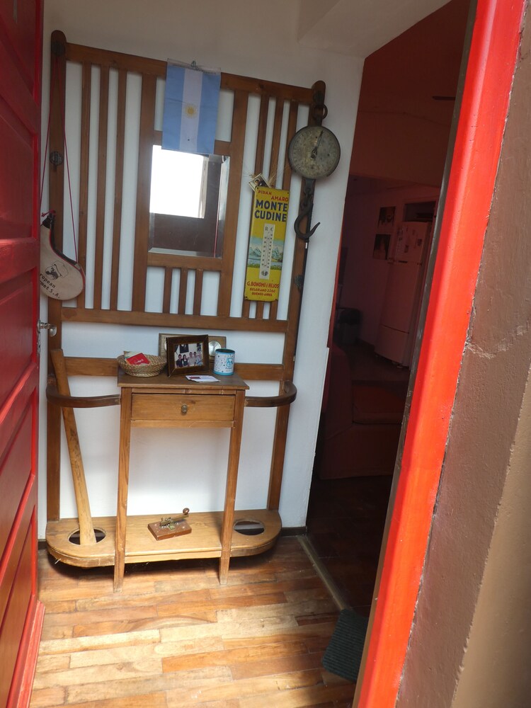 Departamento-casa muy amplio y céntrico.