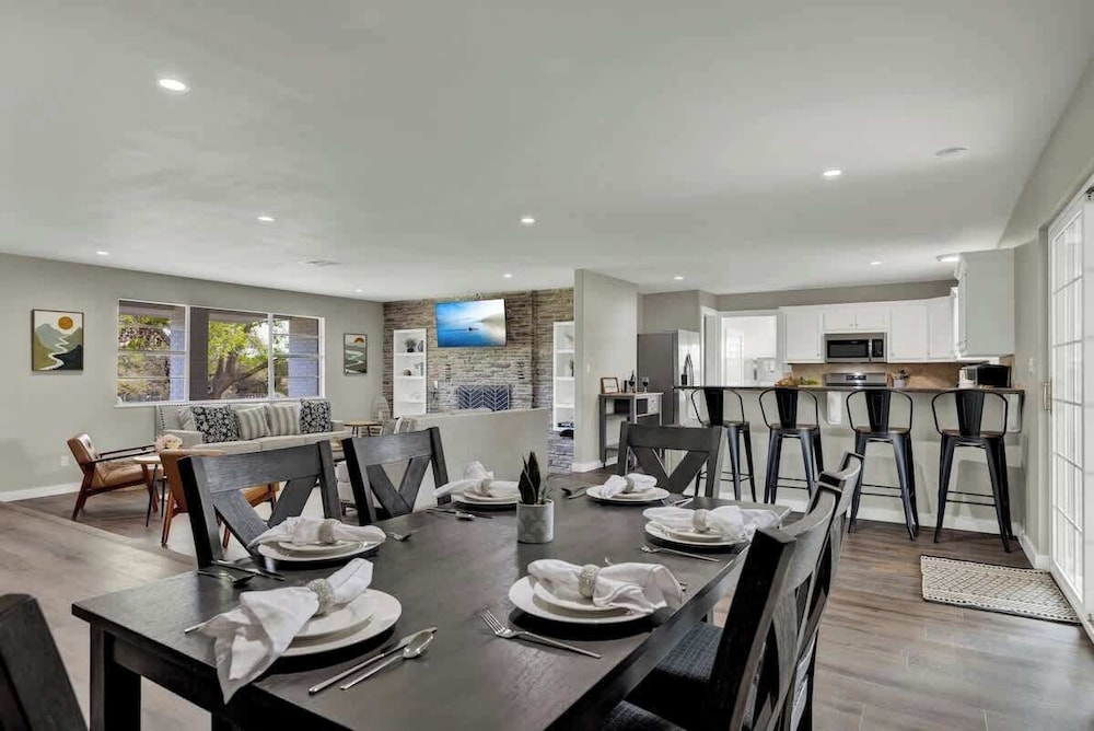 Family-friendly Hill Country Retreat Sleeps 11 + Hot Tubs