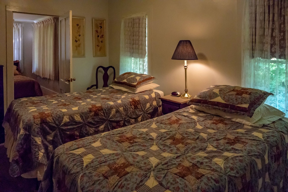 Maple Springs Lake Side Inn