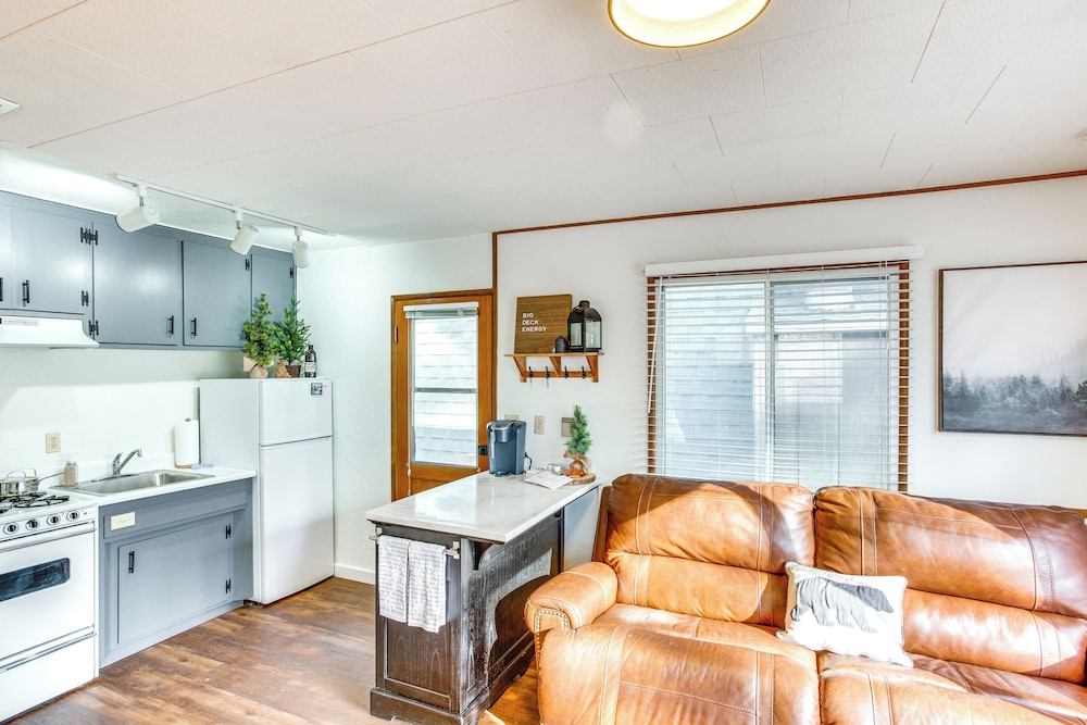 2 Mi to Big Bear Mtn Resort: Cabin w/ Updated Deck