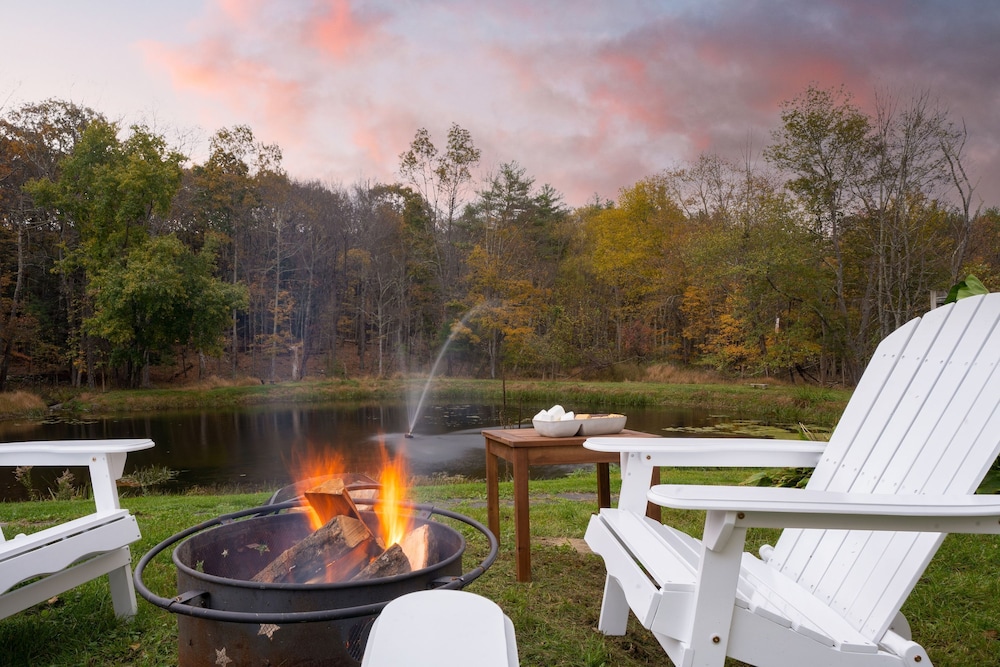 Cortland by Avantstay Charming Heritage Estate w Private Lake Pool