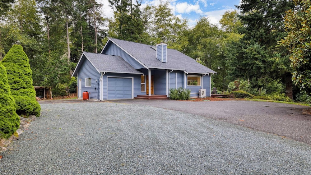 Stylish Forest Getaway on Whidbey Island Near Beaches, Wineries & Trails Cedarview Retreat by Avantstay